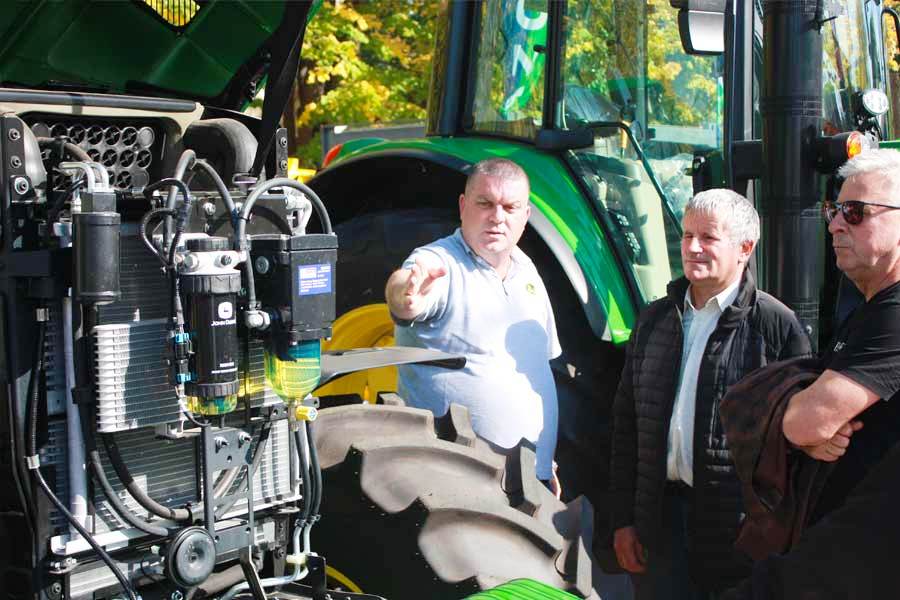 Managerii Agromester HD au prezentat două serii de tractoare John Deere la Moldagrotech Managerii Agromester HD au prezentat două serii de tractoare John Deere la Moldagrotech