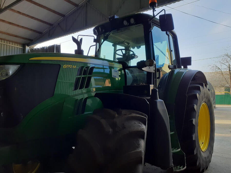 Se vinde tractorul John Deere Se vinde tractorul John Deere